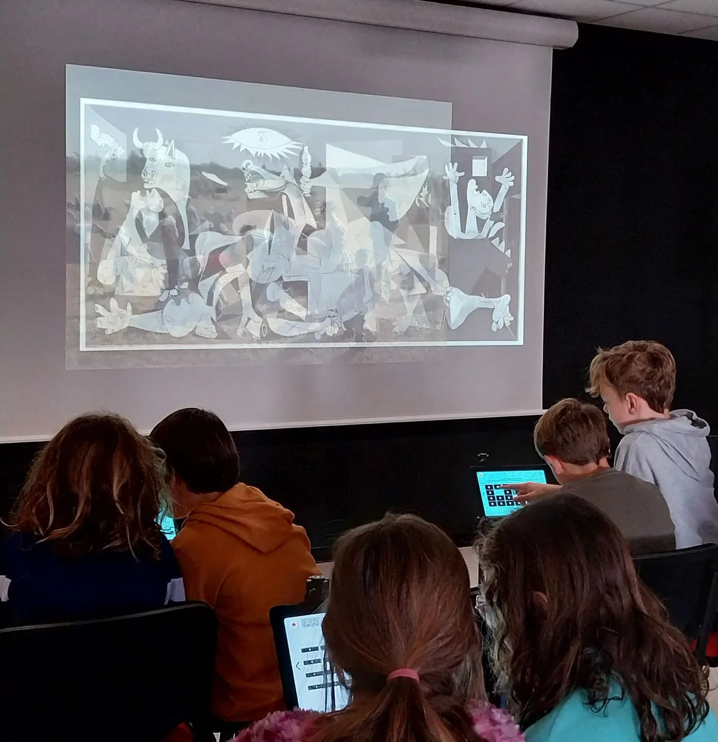 Image 1 : Visite libre du musée "Ombre & lumières", à la Micro-Folie background