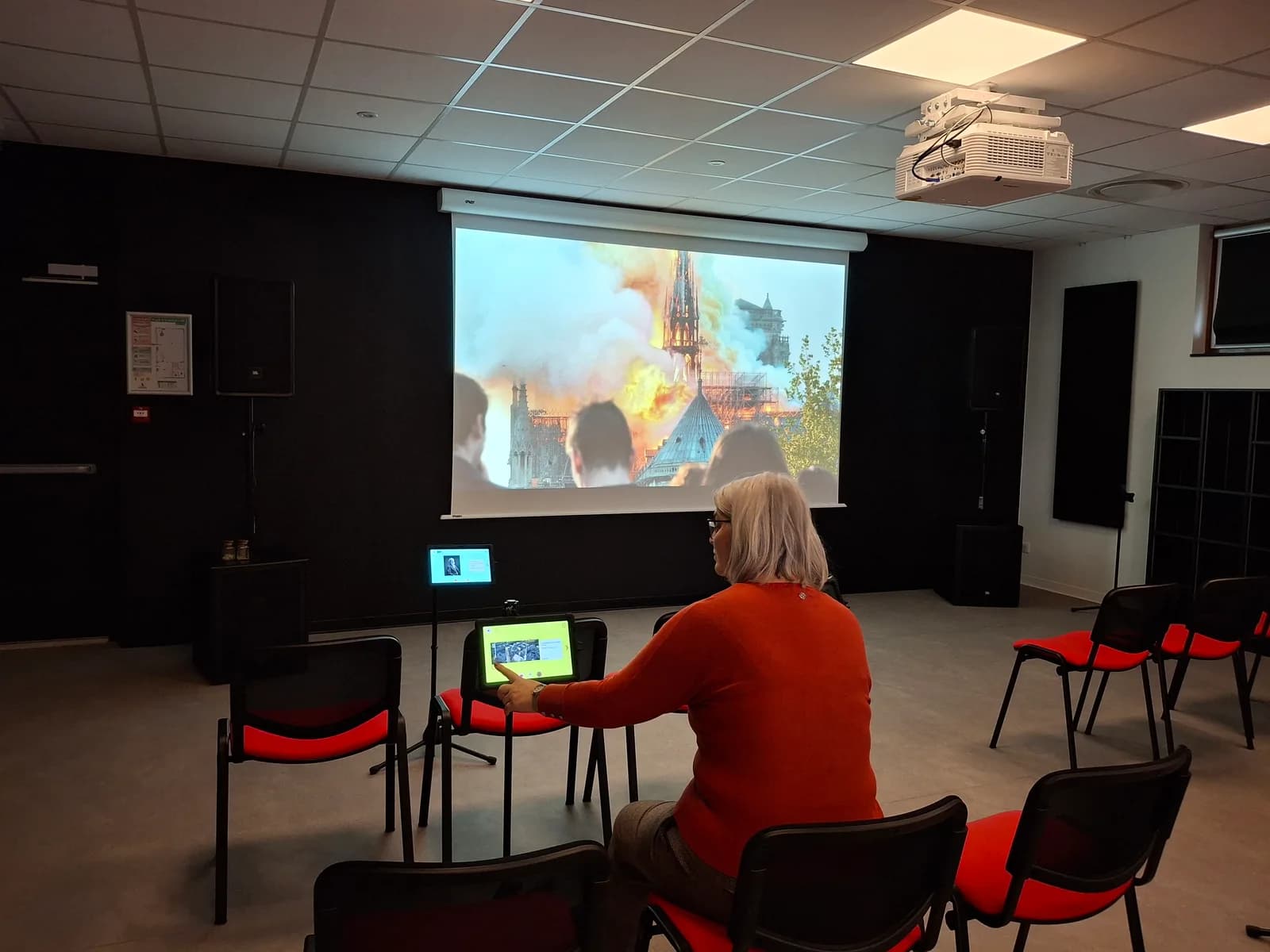 Image 4 : Visite libre du musée "Ombre & lumières", à la Micro-Folie background