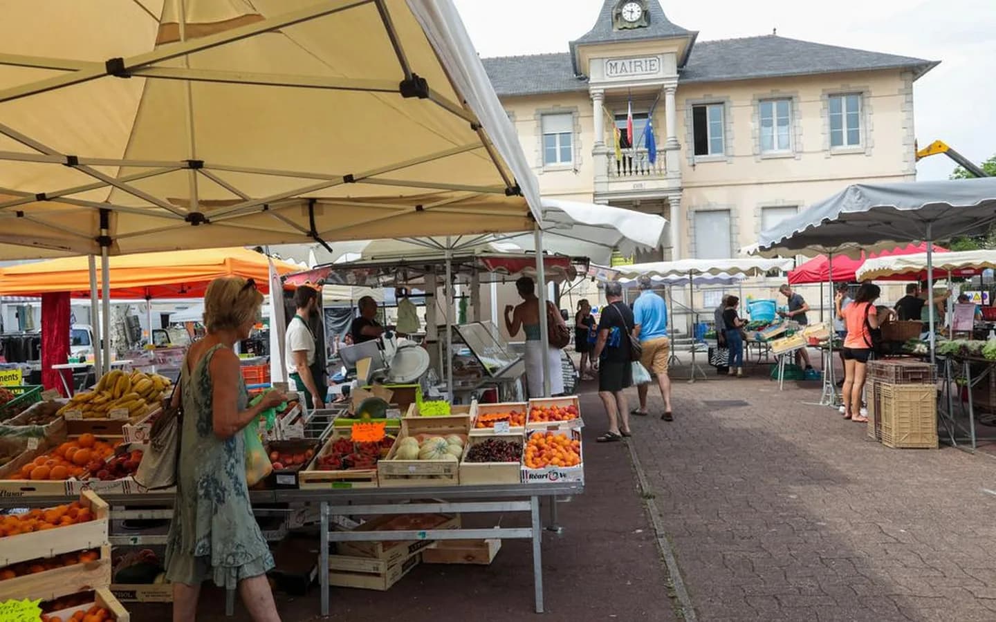 Image 4 : Marché hebdomadaire background