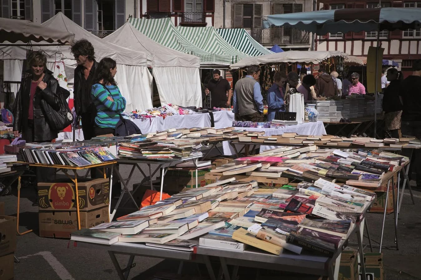Image 1 : Marché à la brocante background