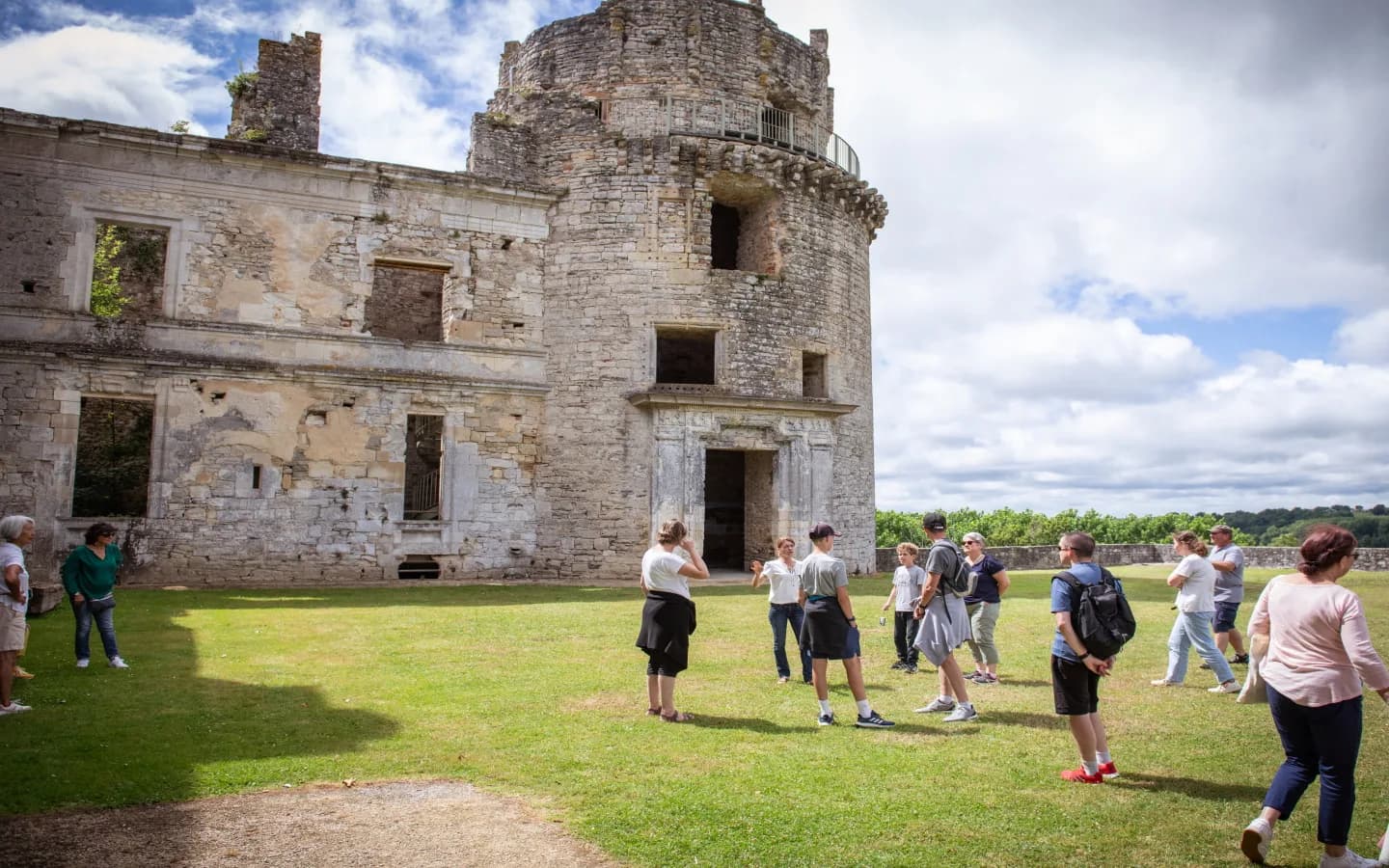 Image 3 : Visite du château de Gramont background