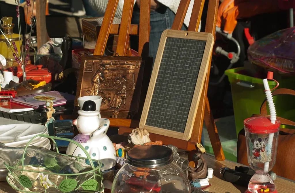 Image 1 : Vide-armoire & vide-grenier background