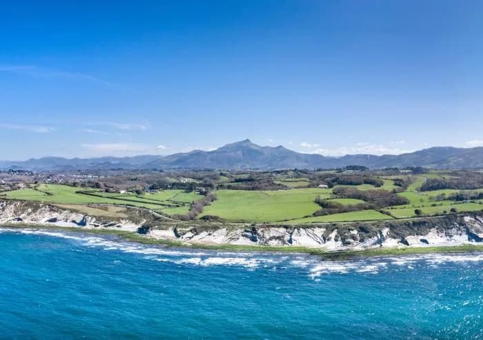 Image 1 : Klima - La Corniche vue de la mer background