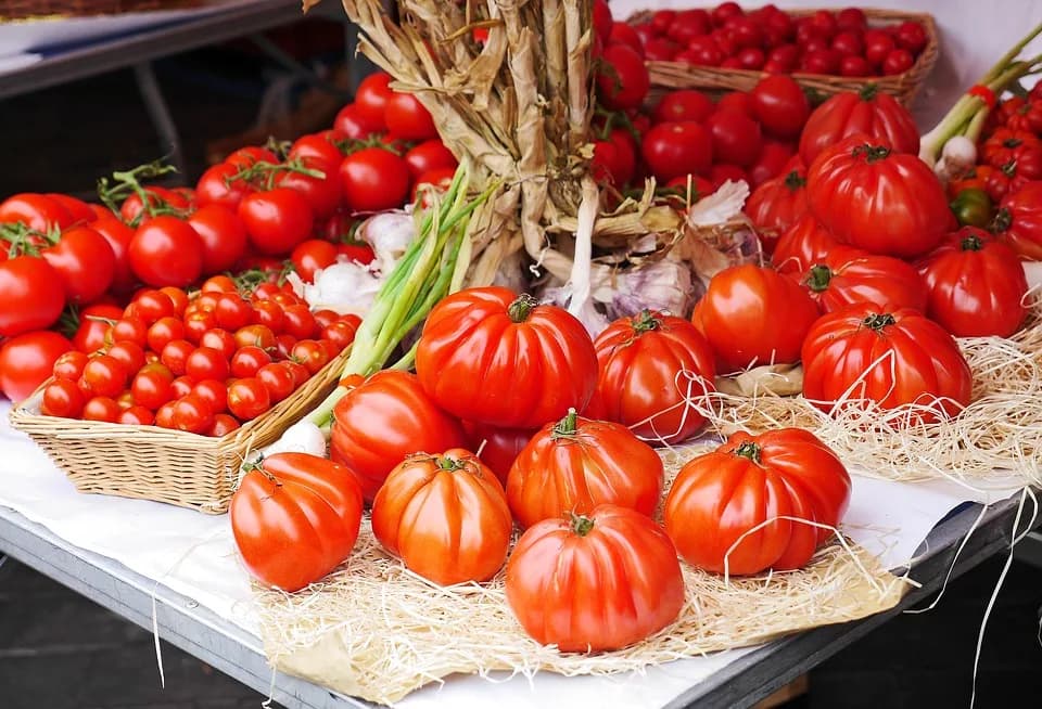 Image 1 : Marché traditionnel de Cancon background