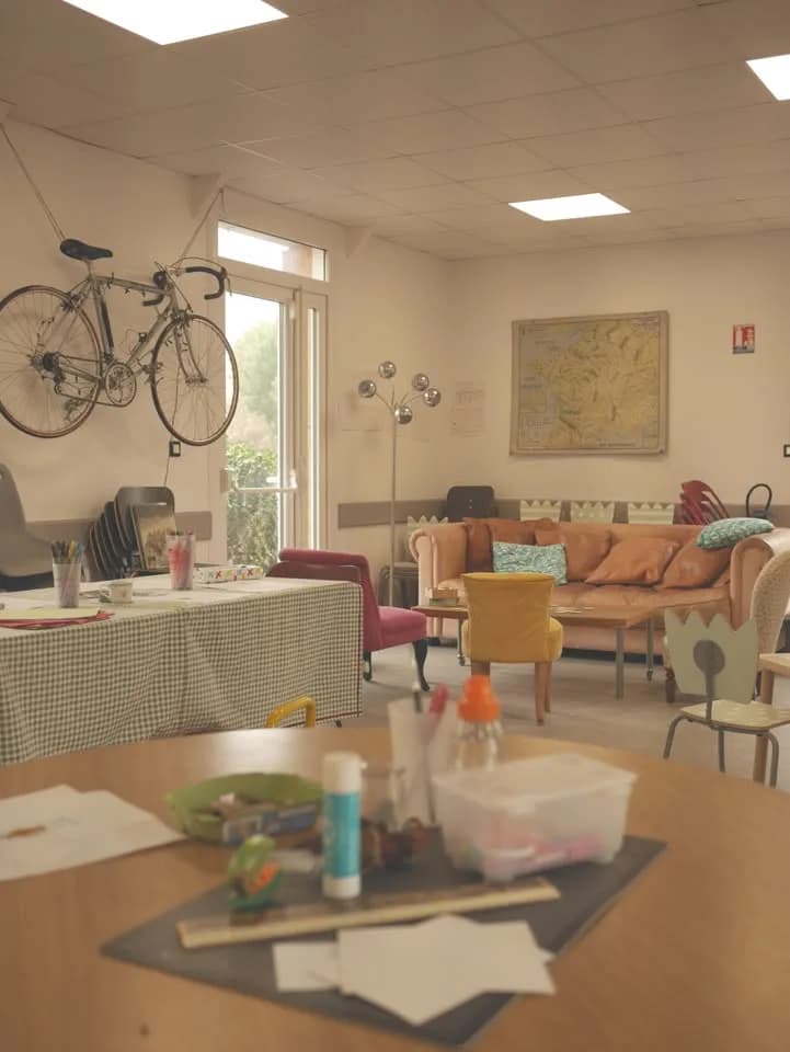 Image 1 : Café des parents background
