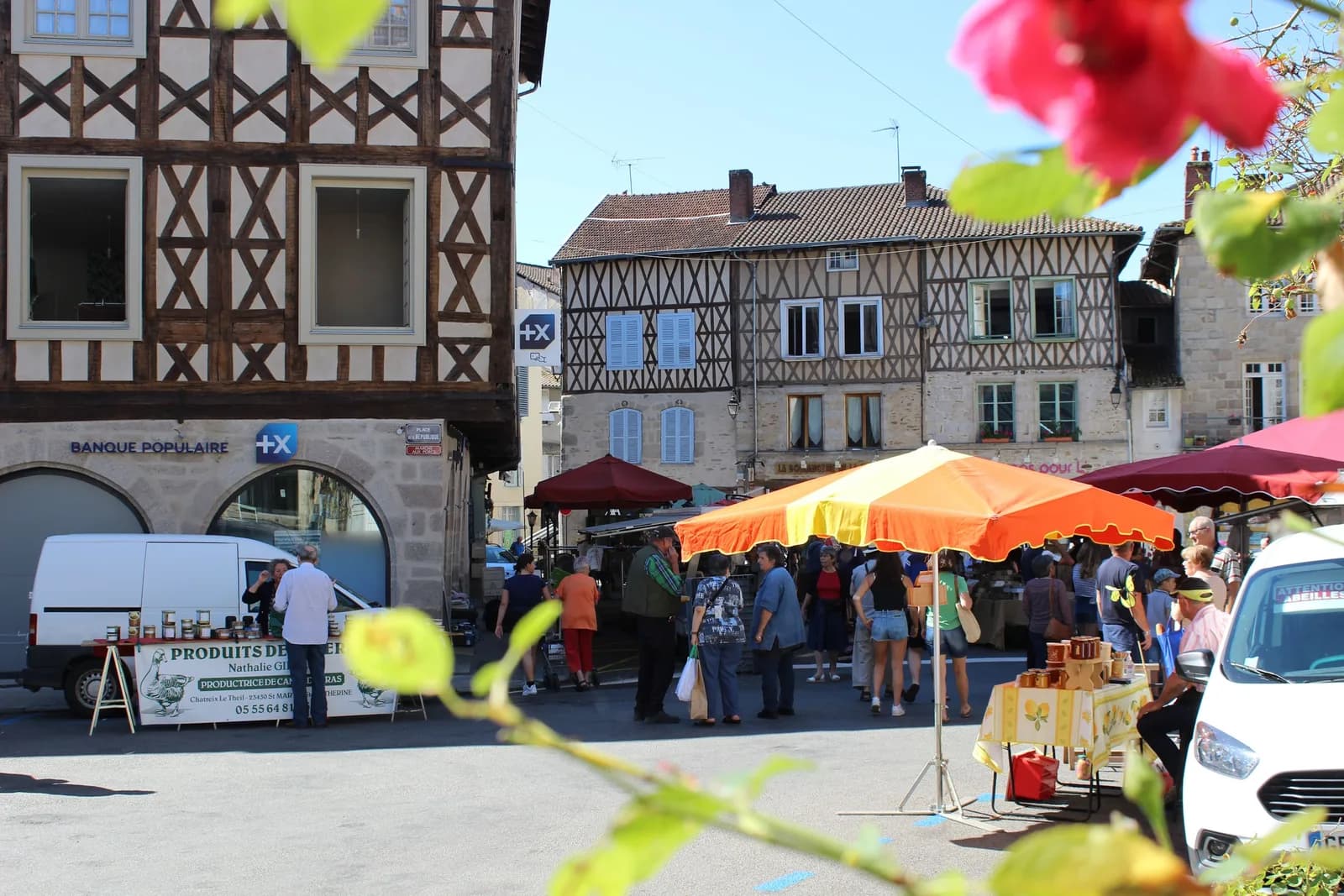 Image 1 : Marché hebdomadaire à Saint-Léonard de Noblat background