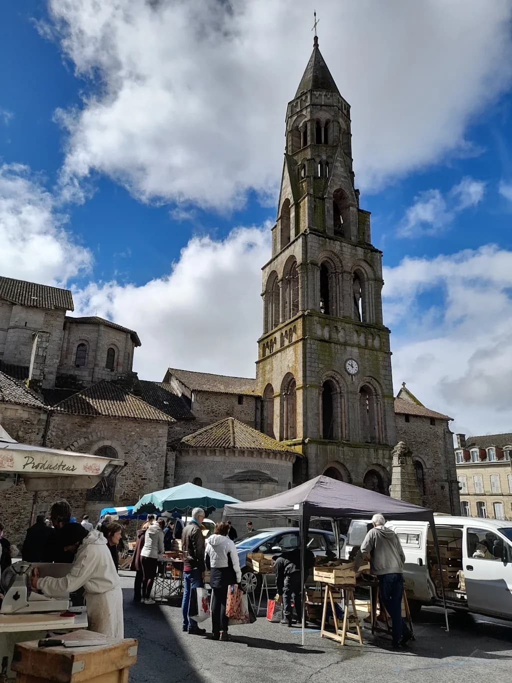 Image 3 : Marché hebdomadaire à Saint-Léonard de Noblat background