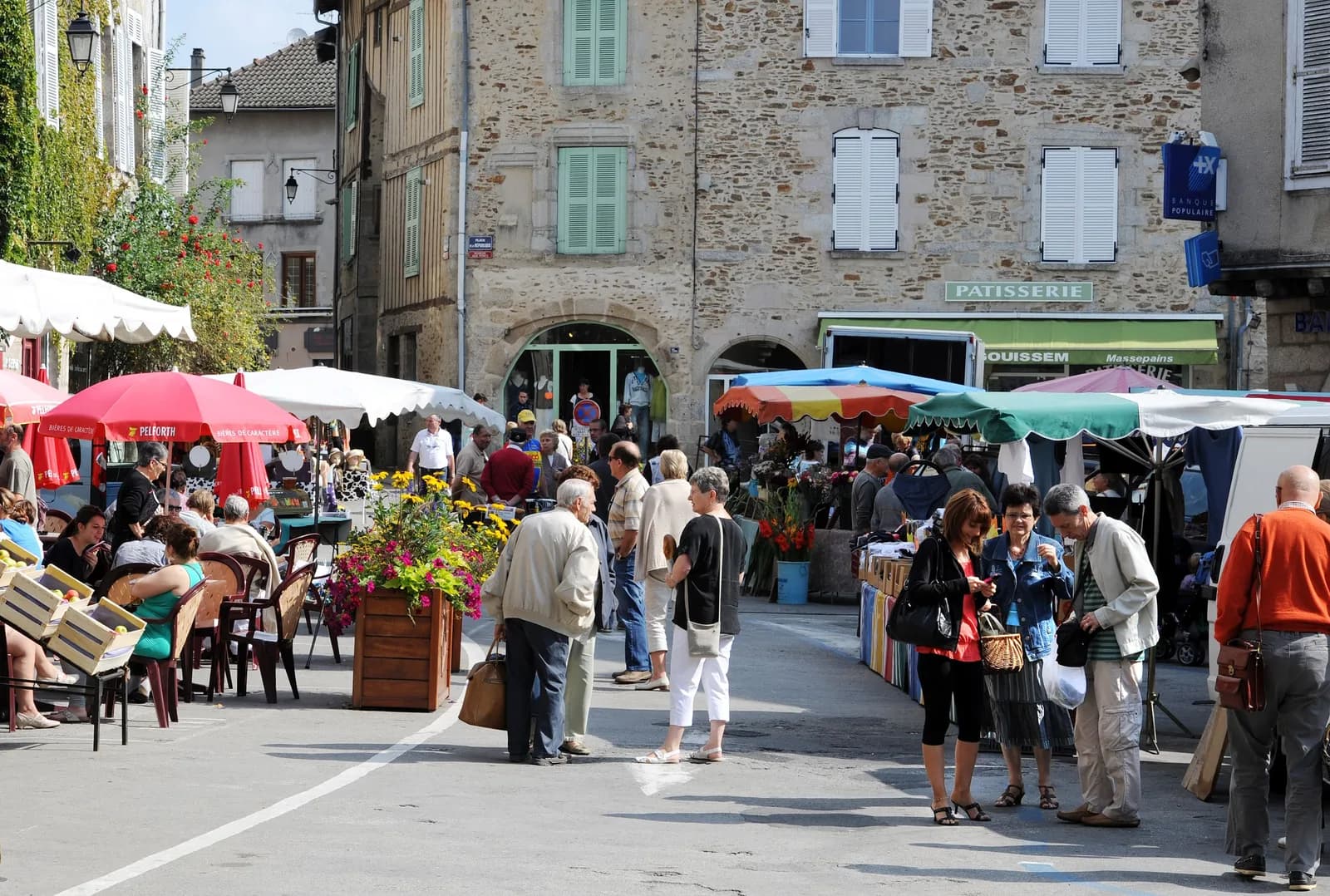 Image 2 : Marché hebdomadaire à Saint-Léonard de Noblat background