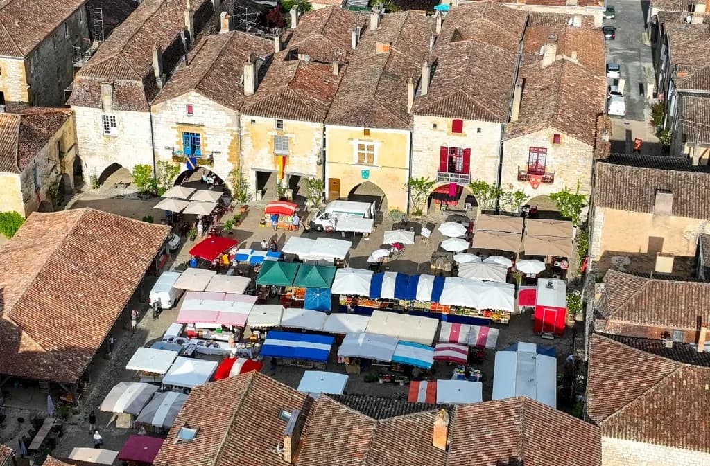 Image 2 : Marché traditionnel du jeudi background