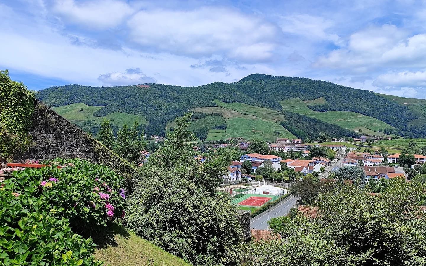 Image 3 : Choeurs basques mixtes Xurxulak et Mendiz Mendi background