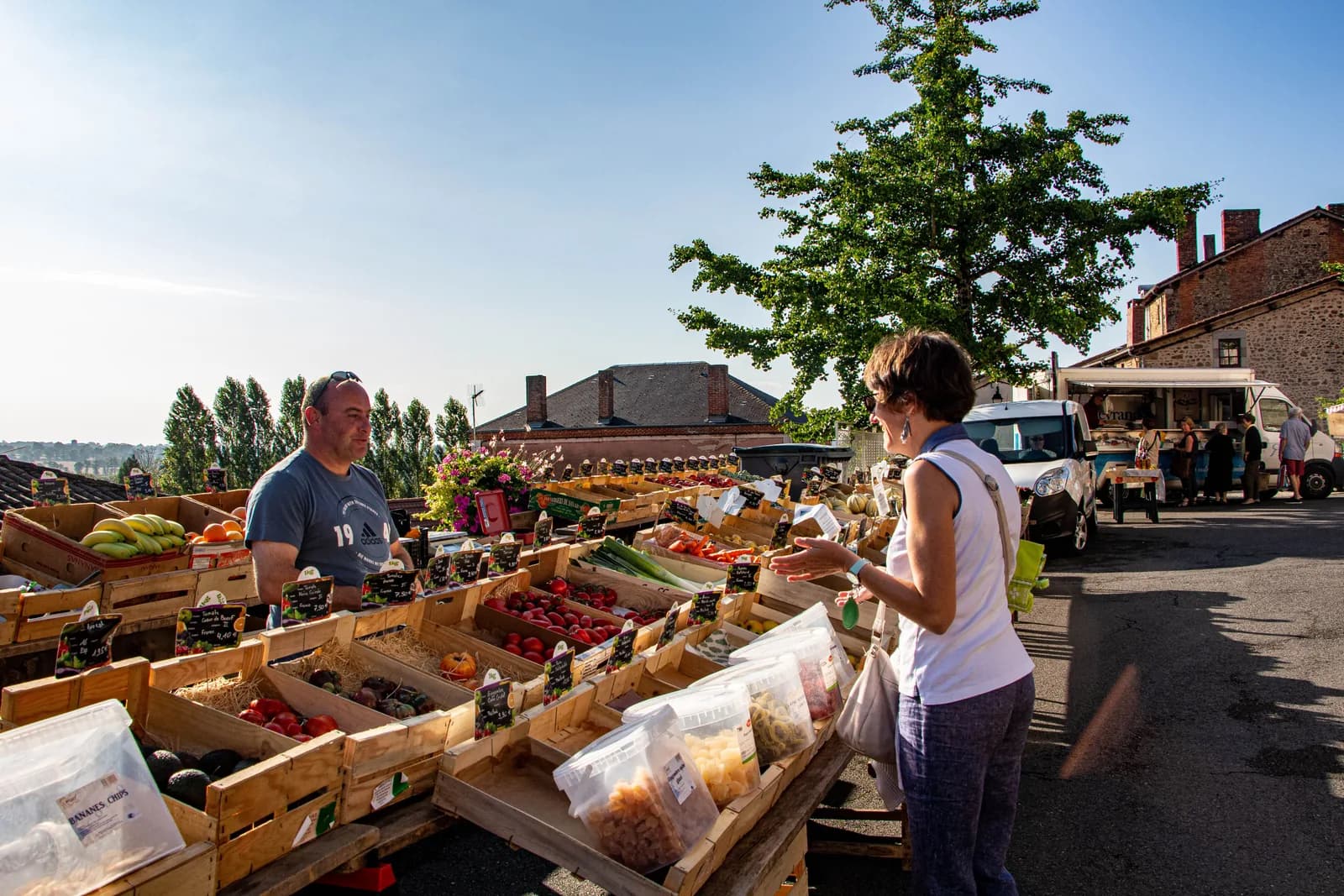 Image 1 : Marché hebdomadaire de Rochechouart background