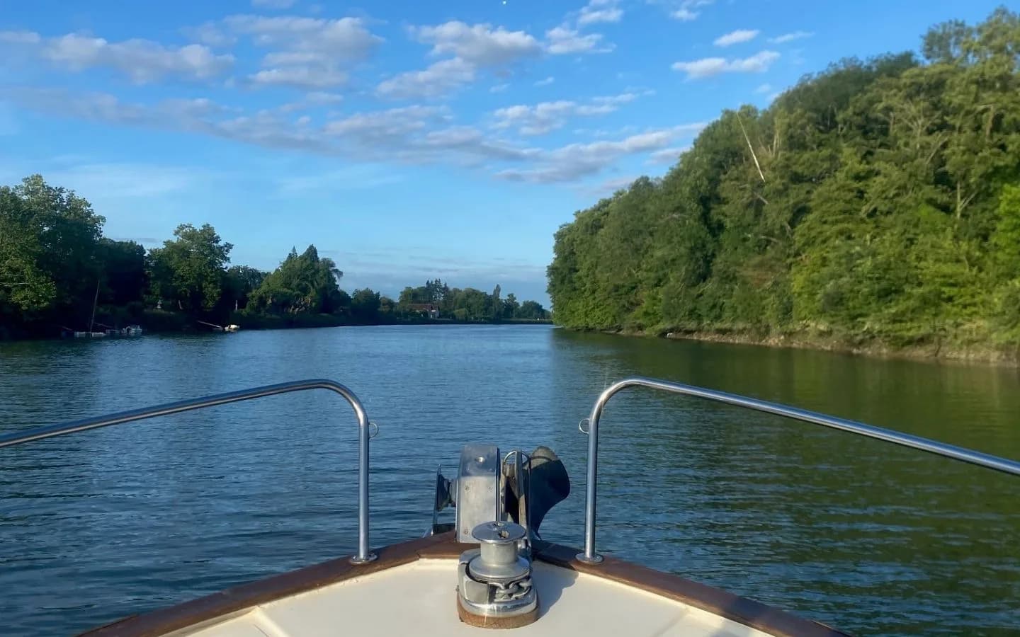 Image 5 : Balade en bateau sur l'Adour avec Baiona Marine background