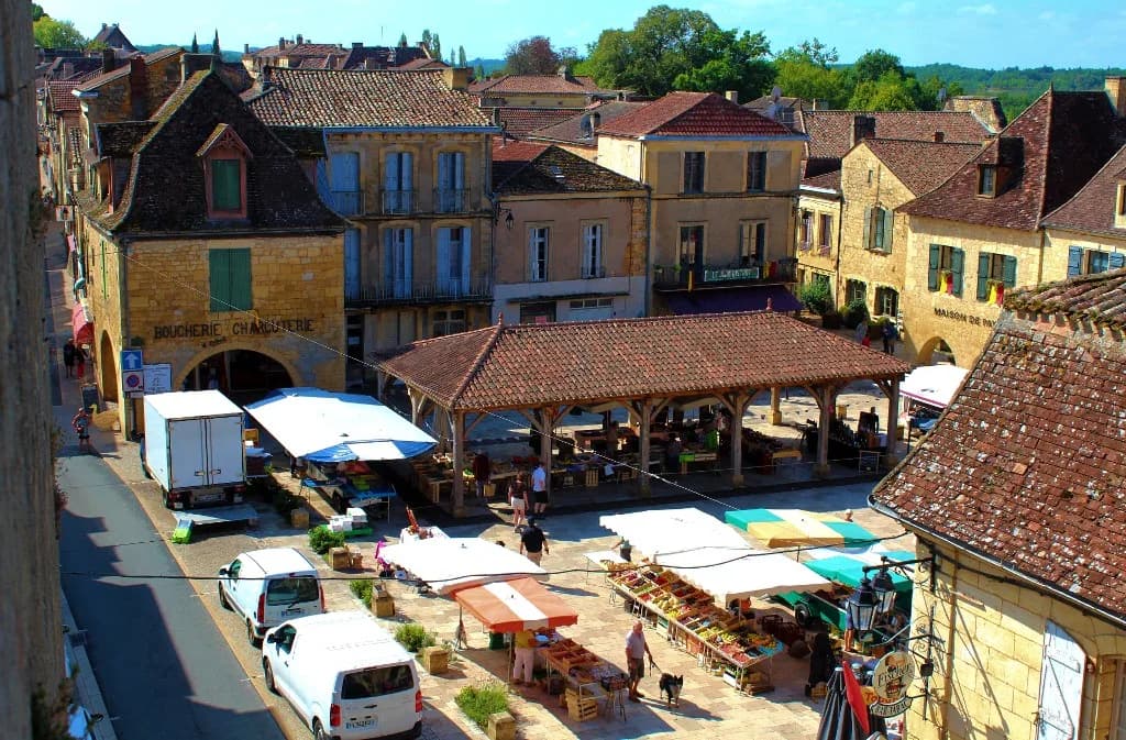 Image 1 : Marché traditionnel le mardi matin background