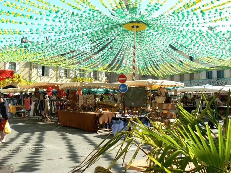 Image 2 : Marché traditionnel le mardi matin background