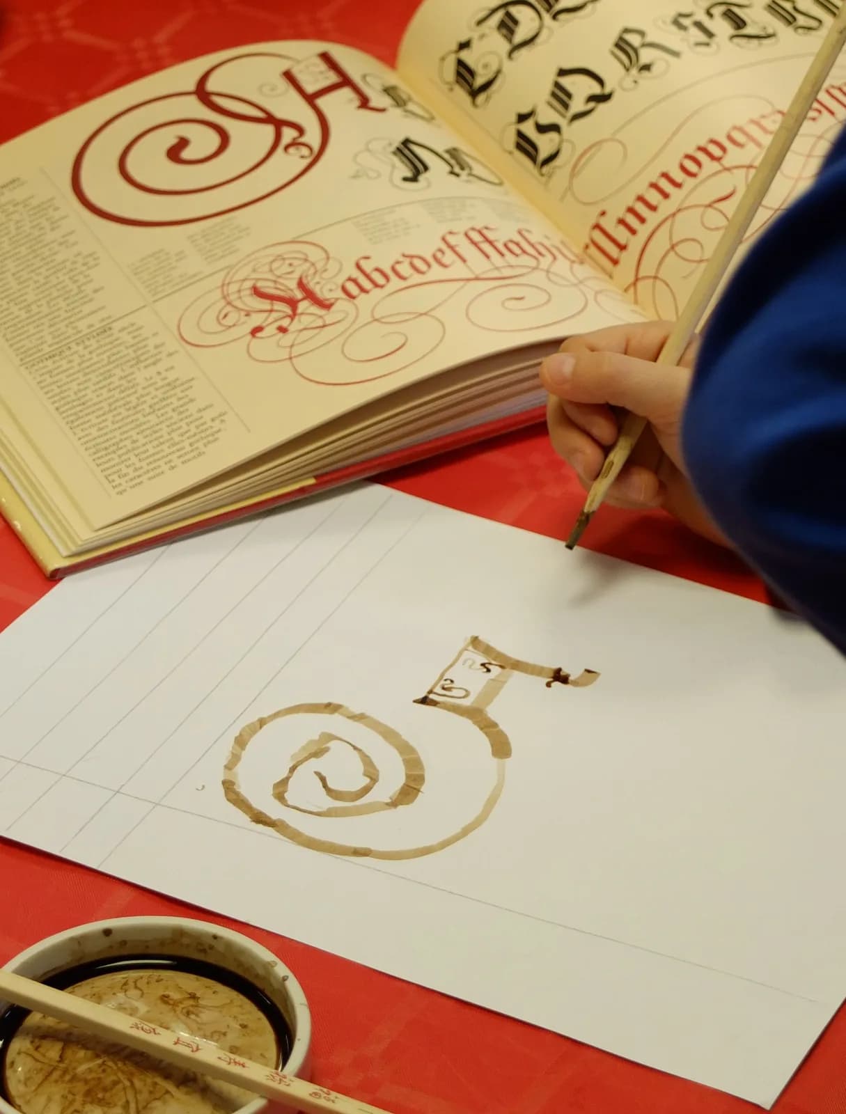 Image 1 : PLUMES & CALAMES
ATELIER CRÉATIF - INITIATION À LA CALLIGRAPHIE background