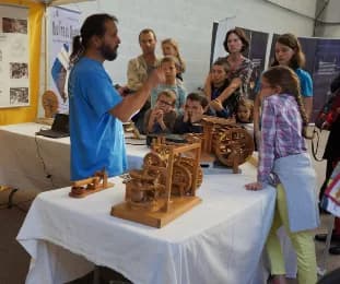 Image 1 : Village des sciences à Gramat background