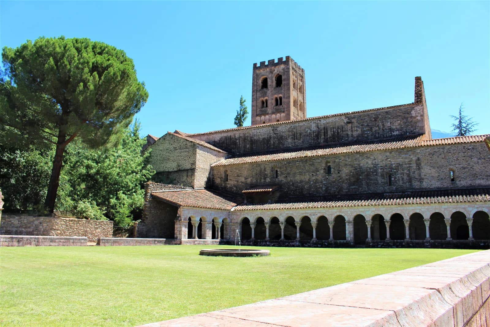 Image 1 : LES BALADES DU CONFLENT : "VISITE DE L'ABBAYE DE SAINT-MICHEL-DE-CUXA" background