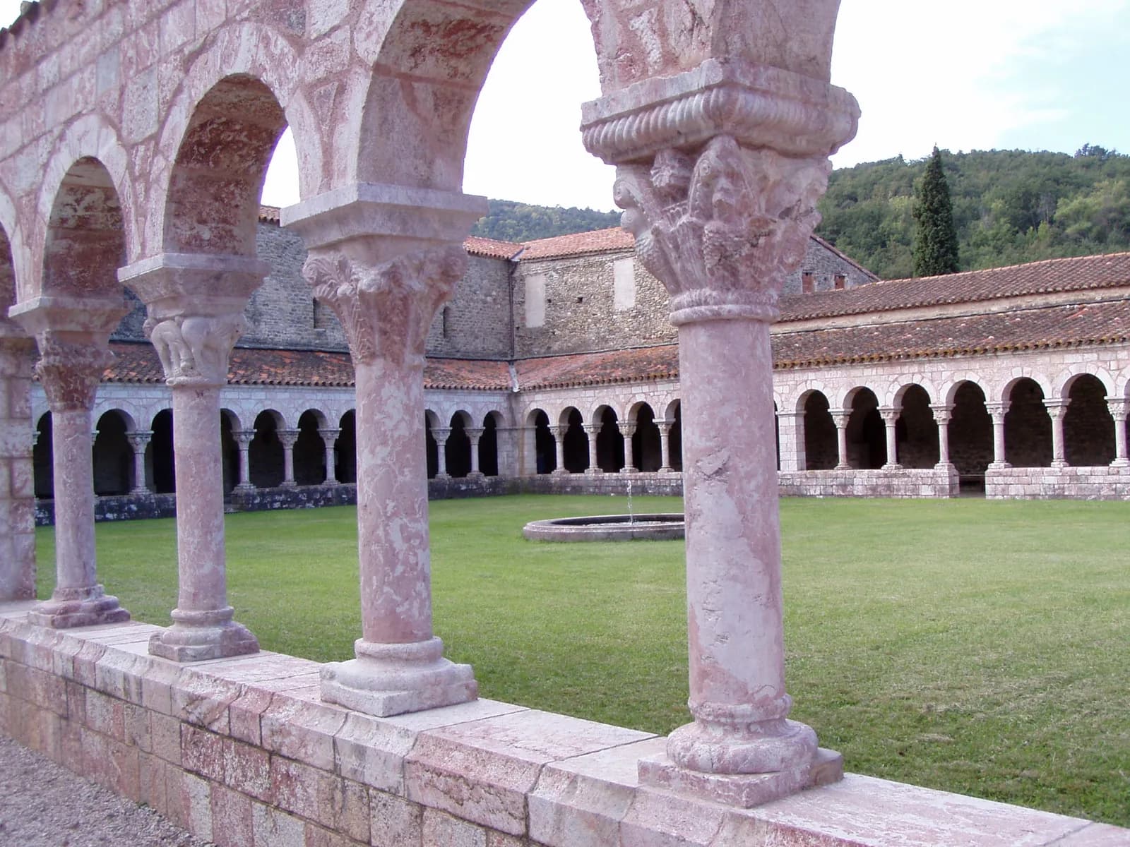 Image 3 : LES BALADES DU CONFLENT : "VISITE DE L'ABBAYE DE SAINT-MICHEL-DE-CUXA" background