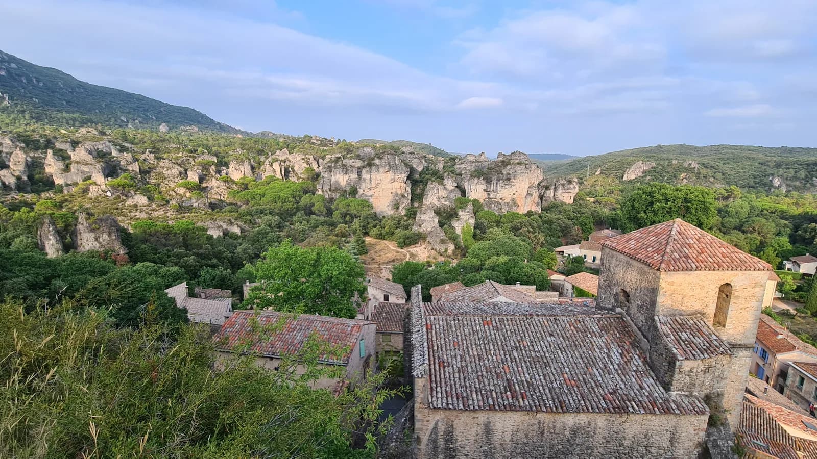 Image 1 : MOURÈZE : SES ROCHERS RUINIFORMES ET SON CHÂTEAU background