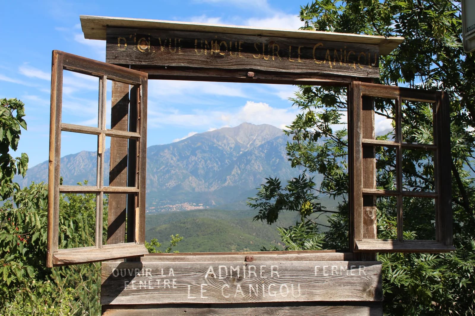 Image 2 : LES BALADES DU CONFLENT "JUJOLS, FENETRE SUR LE CANIGO" background