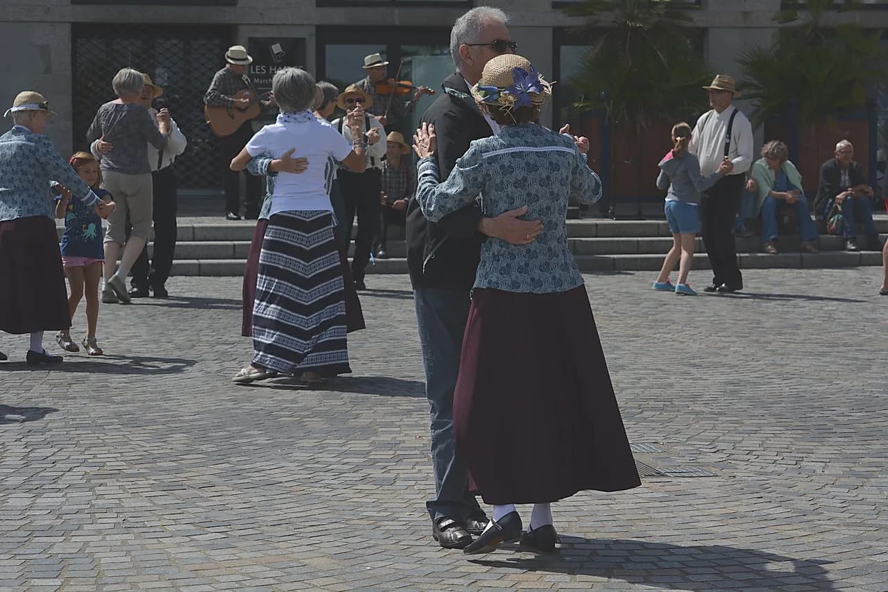 Image 1 : Ateliers de danse traditionnelle des Pastourels background