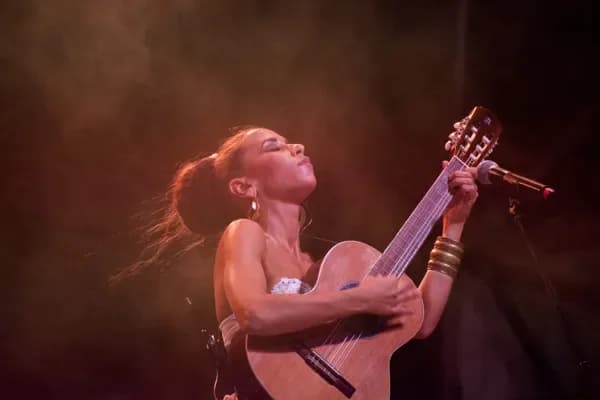 Image 1 : Spectacle "Lavinia Mancusi" background