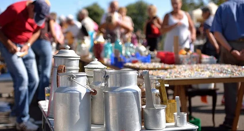 Image 1 : MARCHÉ AUX PUCES background