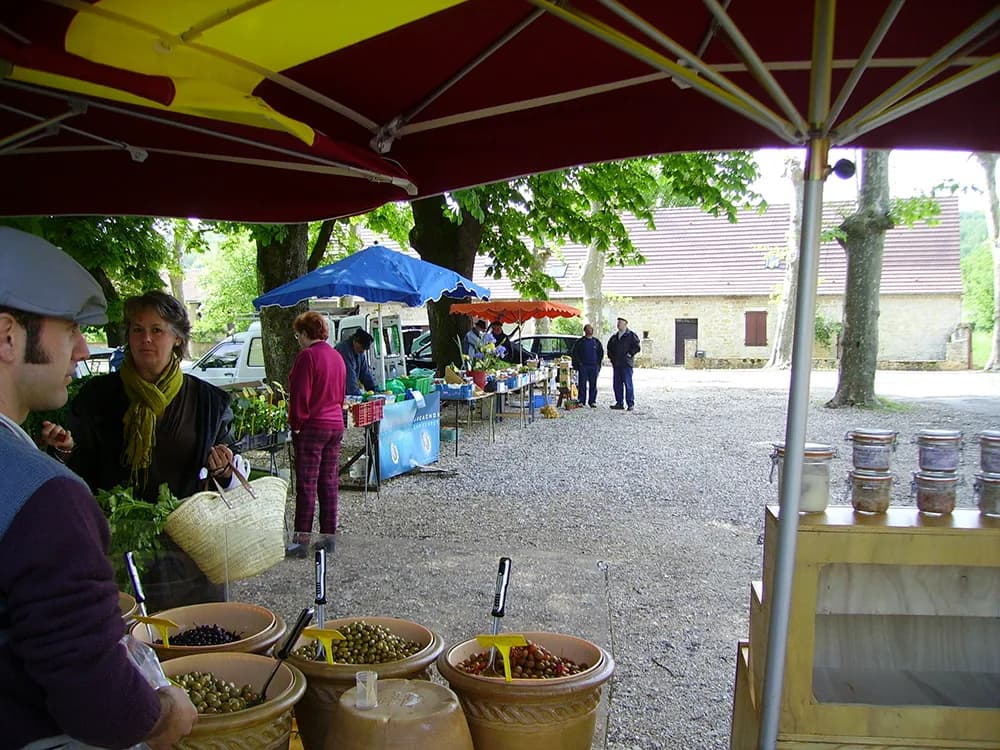 Image 1 : Marché à Saint-Germain-du-Bel-Air background