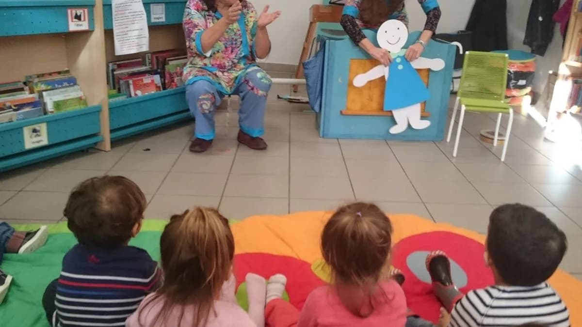 Image 1 : LE PETIT THÉÂTRE BLEU background
