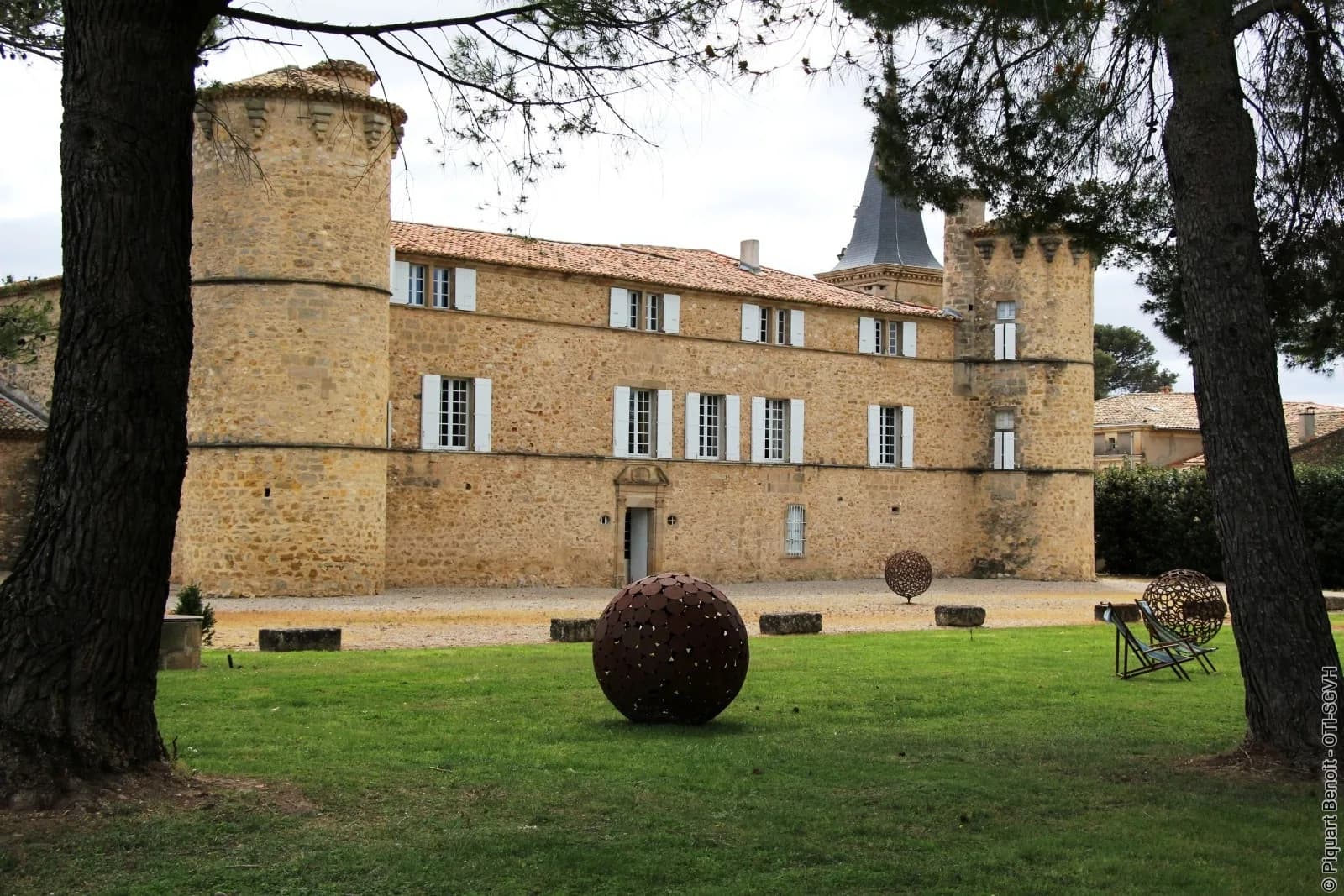 Image 1 : VISITE LIBRE DU CHÂTEAU DE JONQUIÈRES background