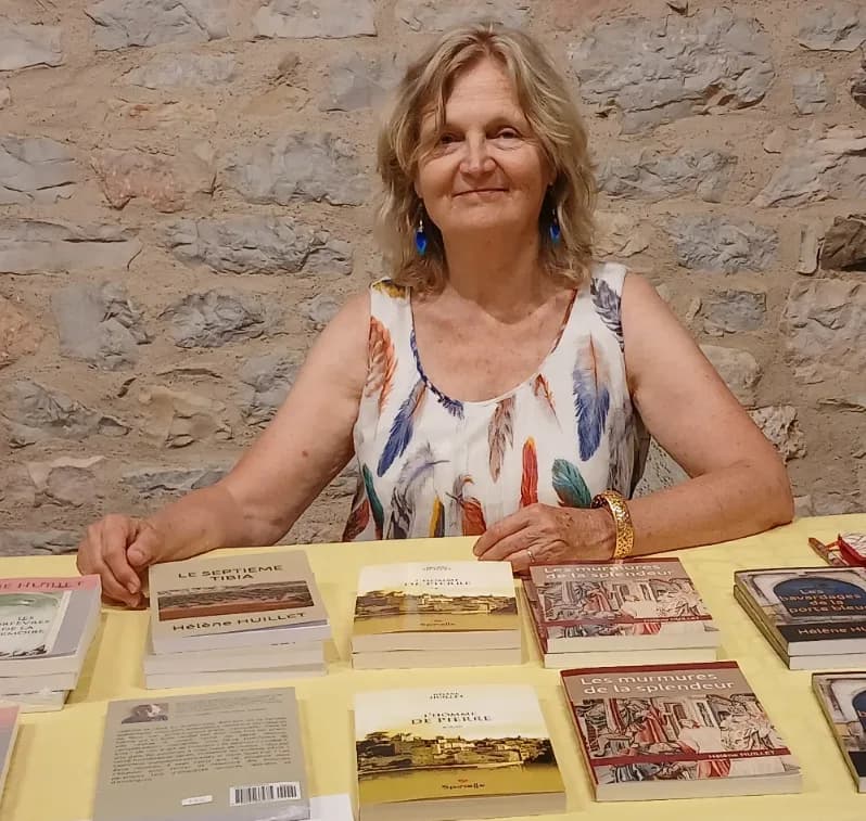 Image 1 : Rencontre et dédicaces avec Hélène Huillet background