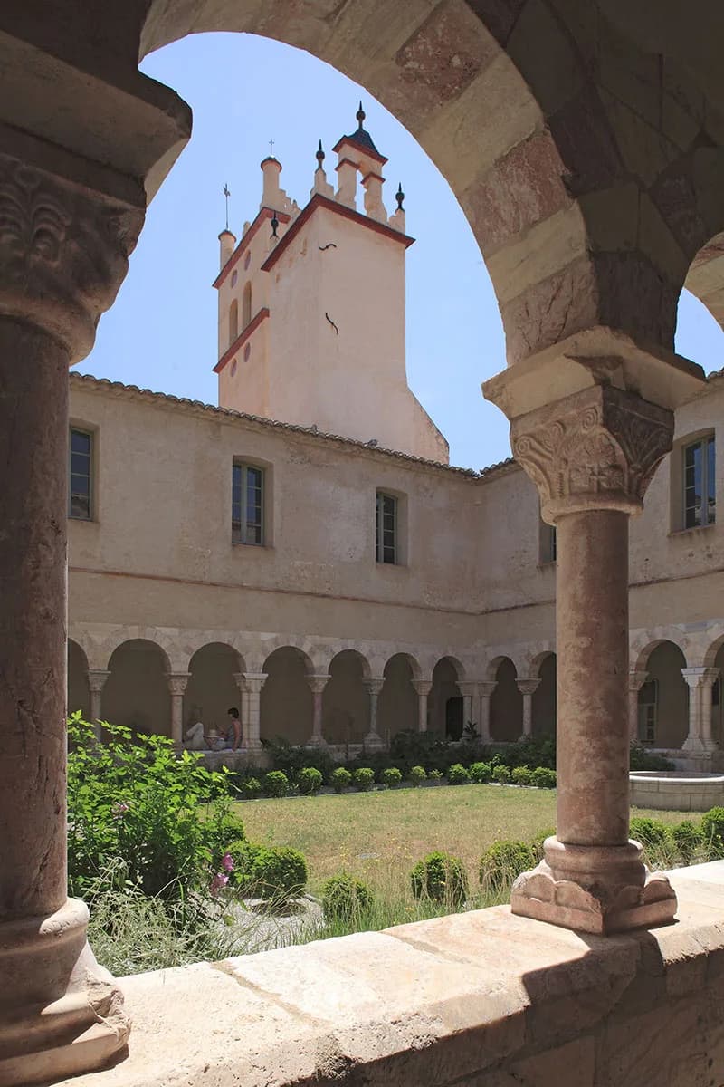 Image 4 : VISITE DE L'ABBAYE DE SAINT-GENIS-DES FONTAINES background