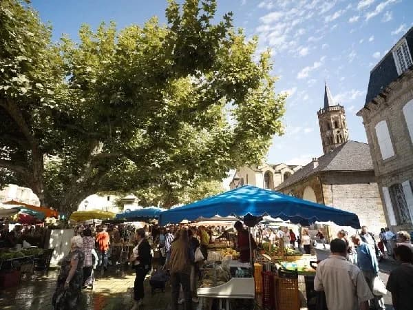Image 1 : Marchés hebdomadaires de Millau background