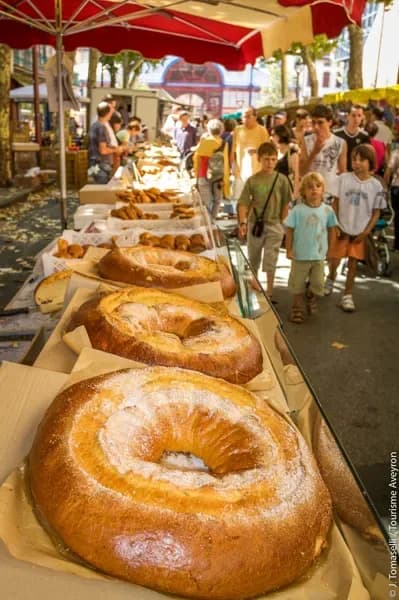 Image 2 : Marchés hebdomadaires de Millau background