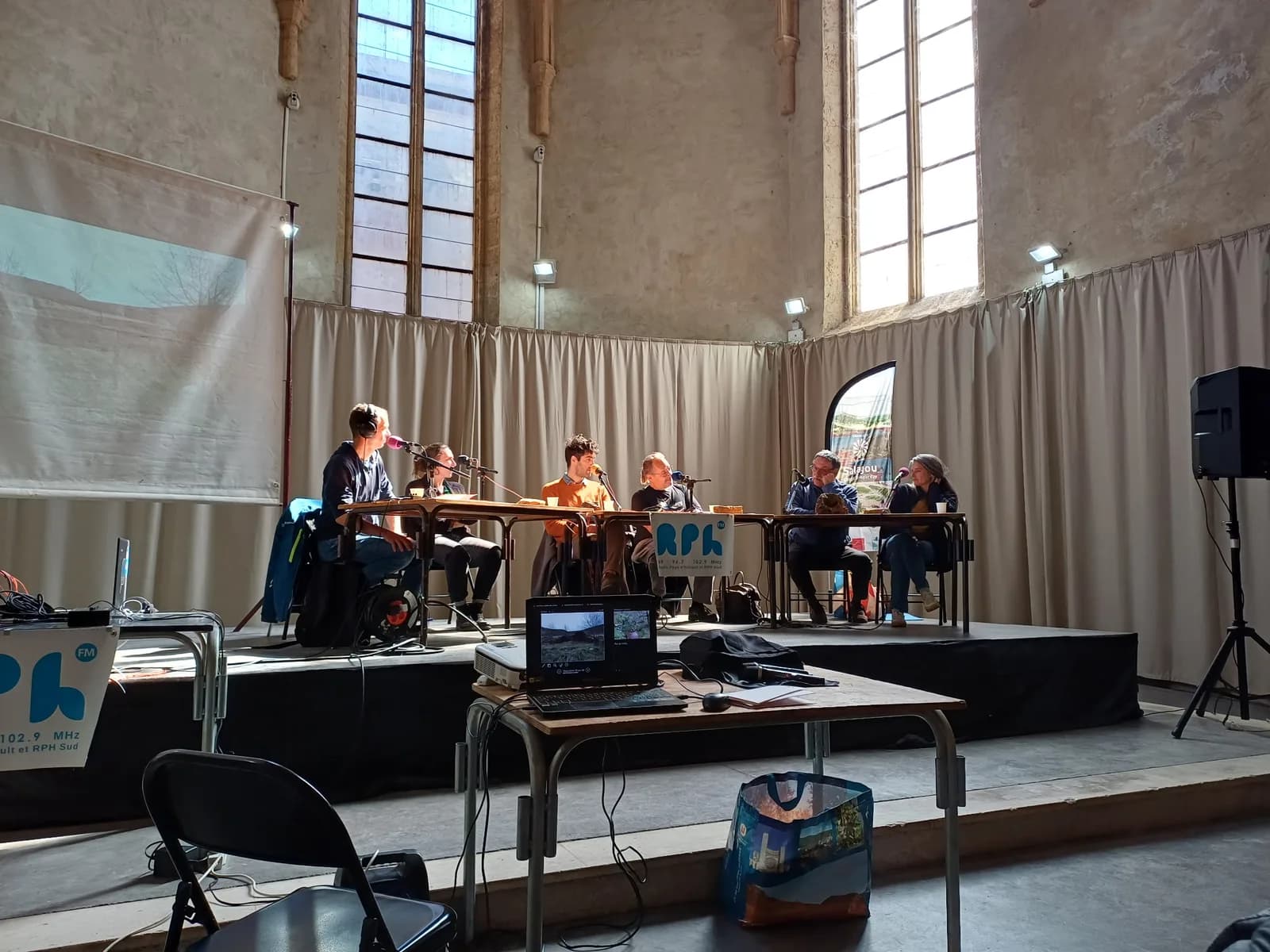 Image 1 : TABLE RONDE - DE LA DIVERSITÉ GÉOLOGIQUE À LA RICHESSE DE NOS TERROIRS background