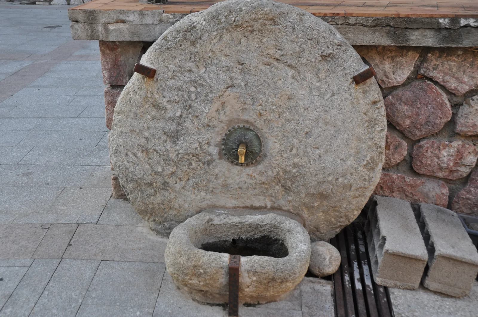 Image 2 : LES BALADES DU CONFLENT : "VISITE DU VILLAGE ET DE L'EGLISE DE CATLLAR" background