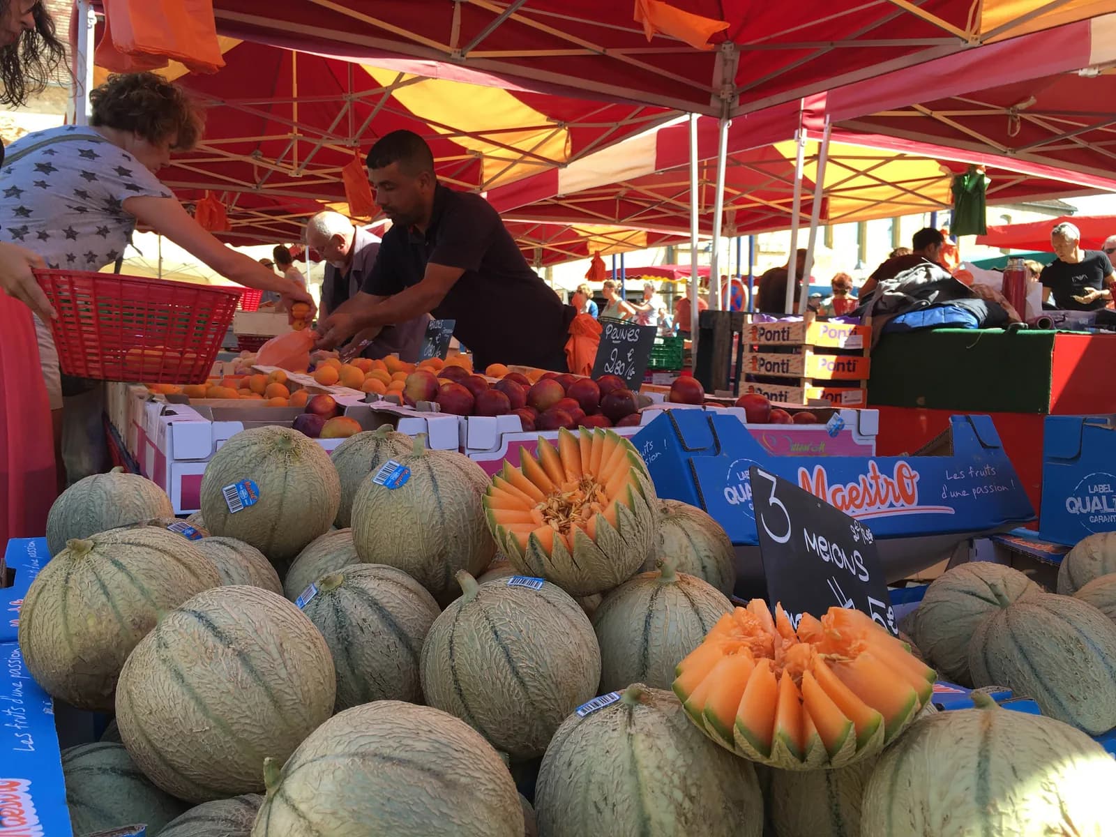 Image 2 : Marché à Gourdon background