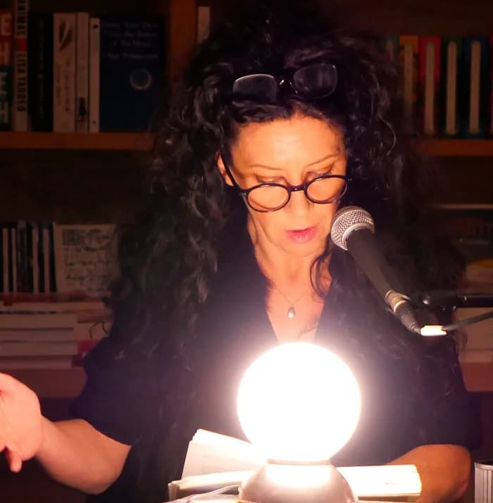 Image 1 : Lecture à voix nue "On dirait que je suis morte" chez Livres Books & Co background