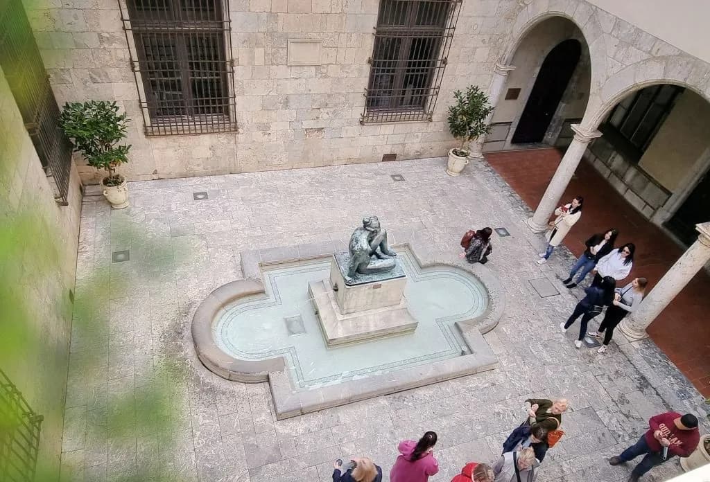Image 2 : VISITE GUIDÉE DU CENTRE HISTORIQUE « PERPIGNAN, JE TE DÉCOUVRE » background