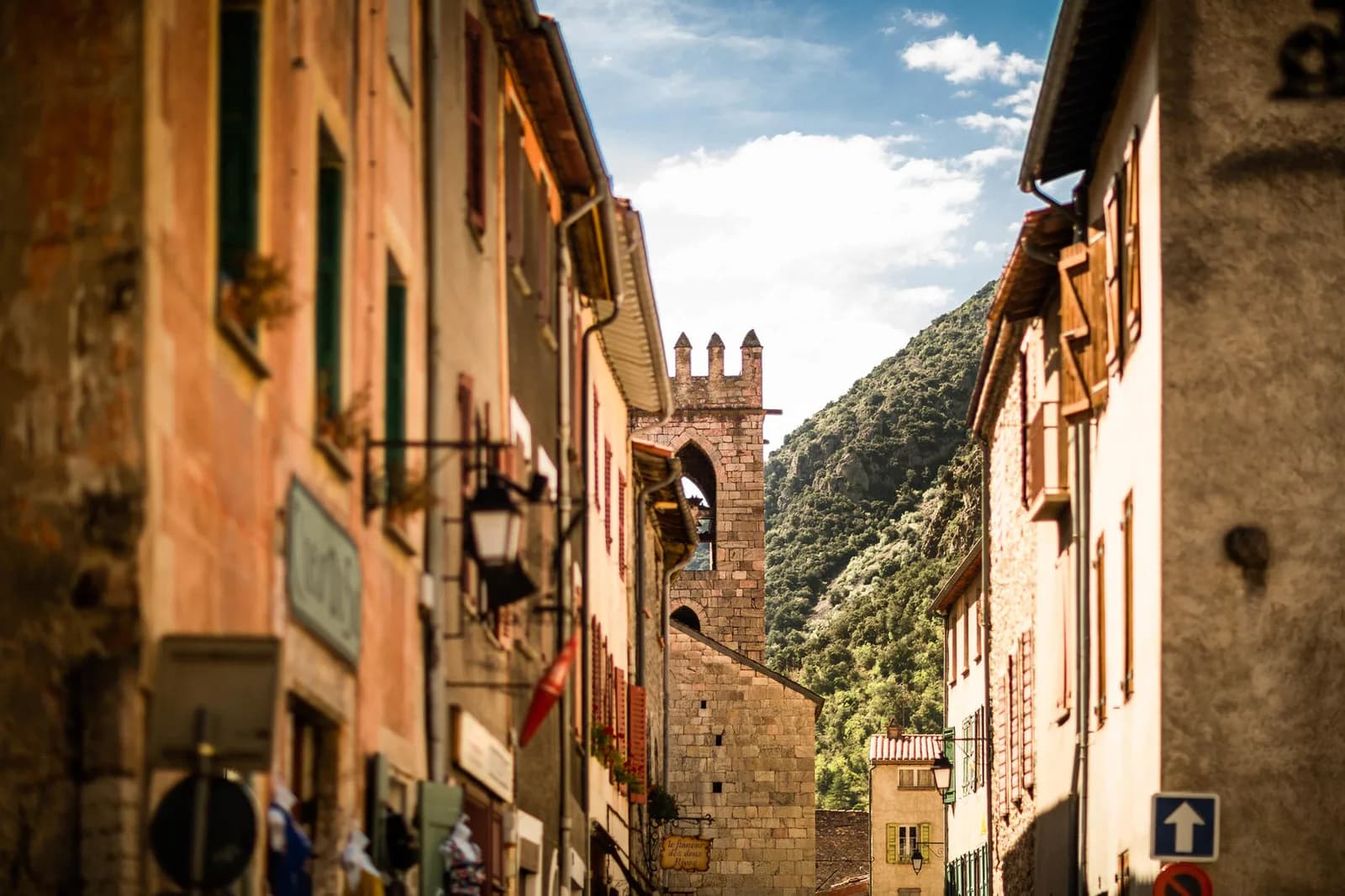 Image 2 : LES BALADES DU CONFLENT "VISITE COMMENTÉE DE VILLEFRANCHE-DE-CONFLENT" background