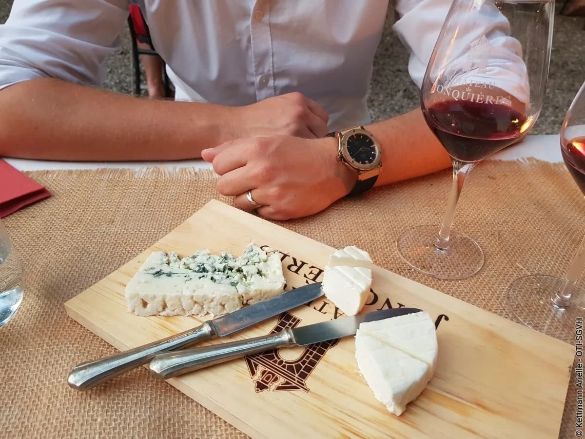 Image 2 : DÉGUSTATION DE VINS AU CHÂTEAU DE JONQUIÈRES background