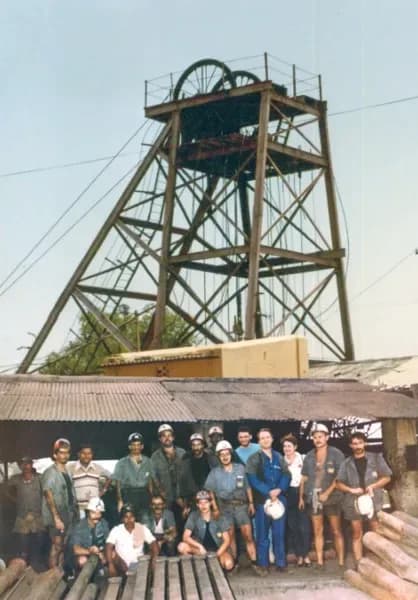 Image 1 : Exposition : Mission en Inde, l'incroyable aventure de mineurs français background
