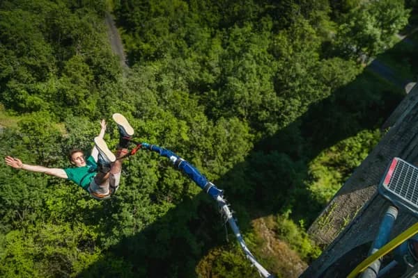 Image 1 : Saut à l'élastique du viaduc de Ste-Eulalie de Cernon background