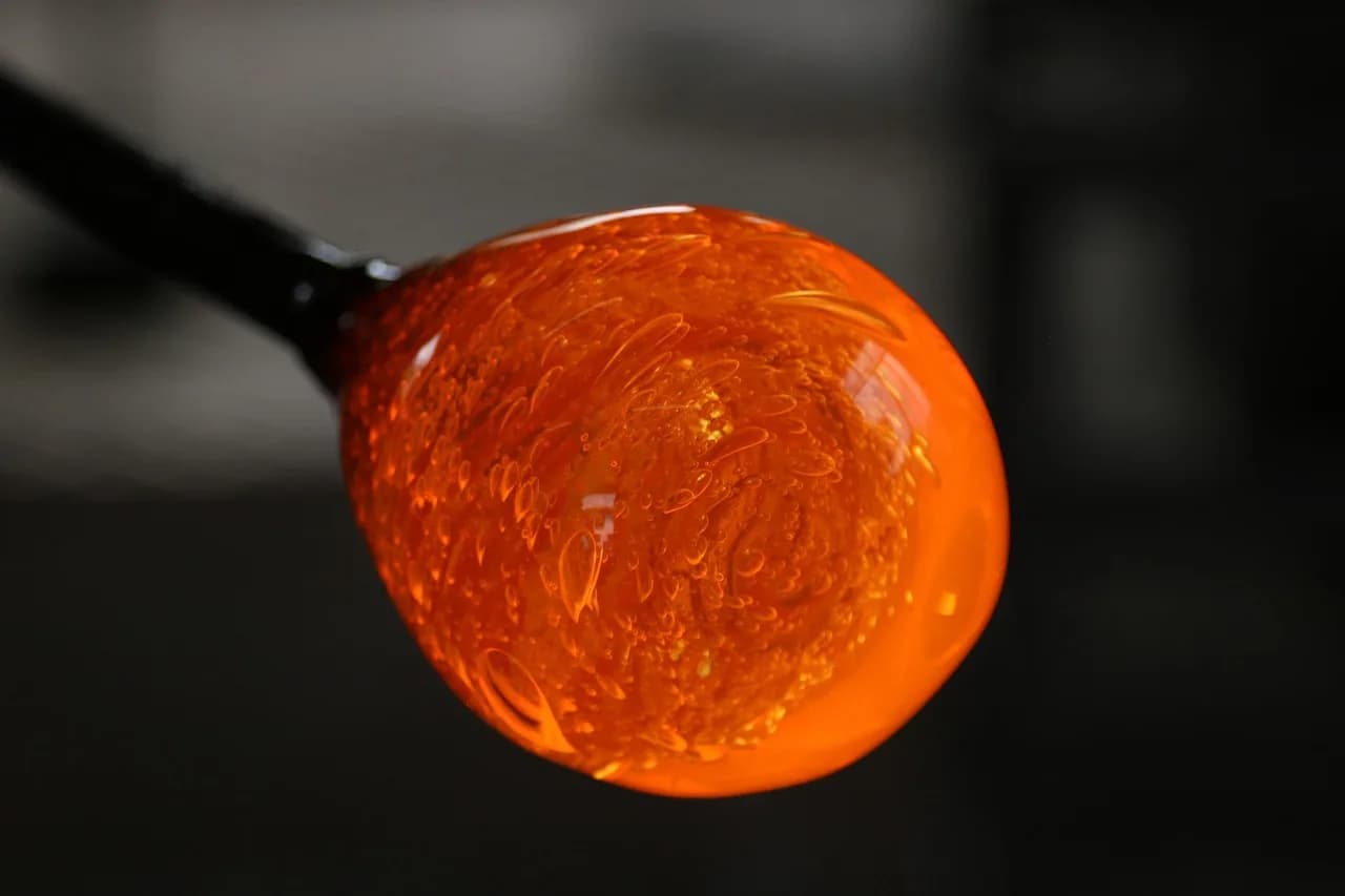 Image 2 : DECOUVERTE ET INITIATION AU METIER DE SOUFFLEUR DE VERRE background