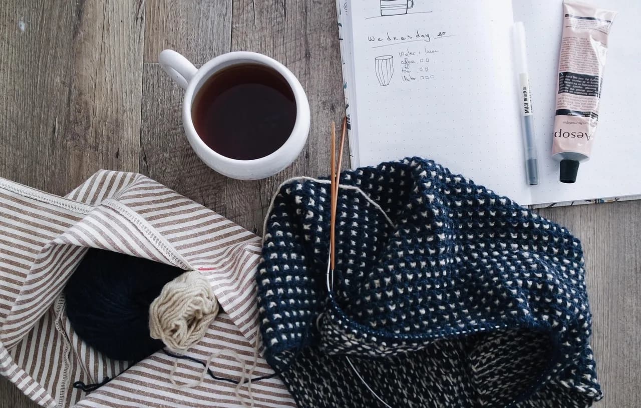 Image 2 : CAFÉ TRICOT background