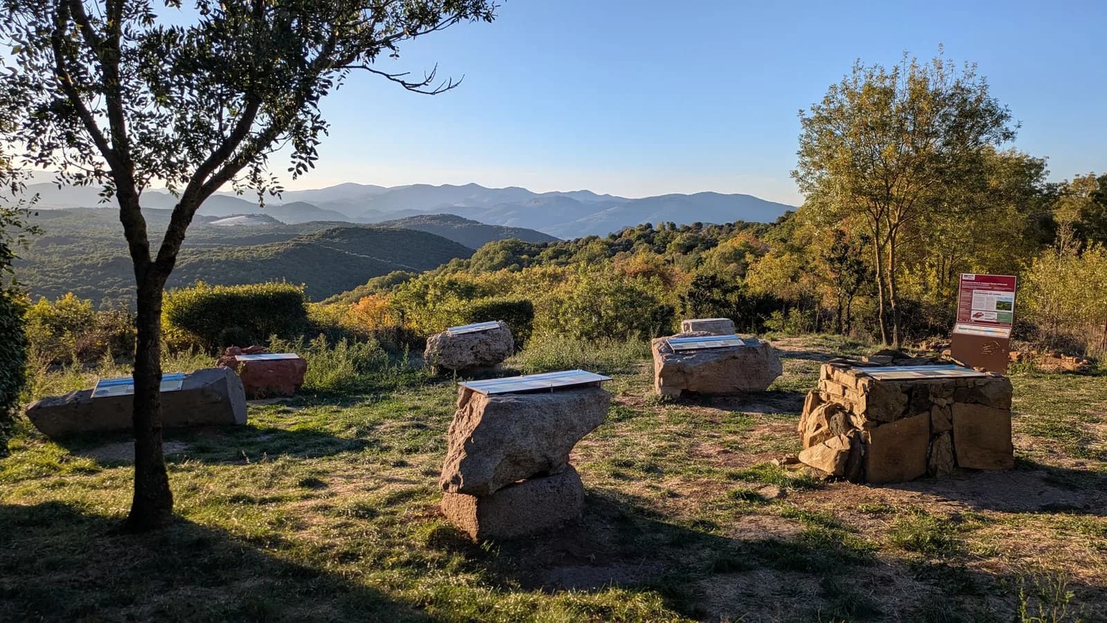 Image 1 : GÉOTRIP AU SALAGOU background