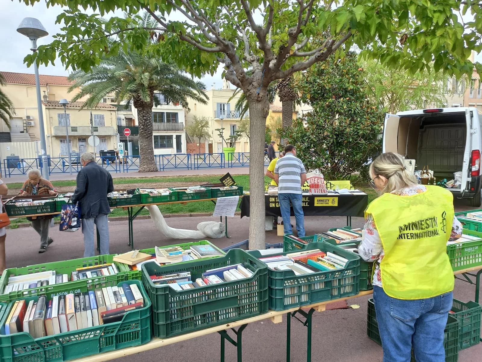 Image 1 : Foire aux livres par Amnesty International background