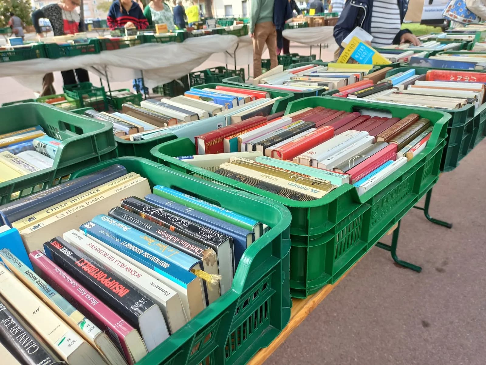 Image 2 : Foire aux livres par Amnesty International background