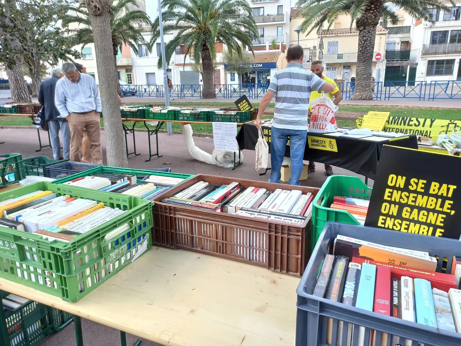 Image 3 : Foire aux livres par Amnesty International background