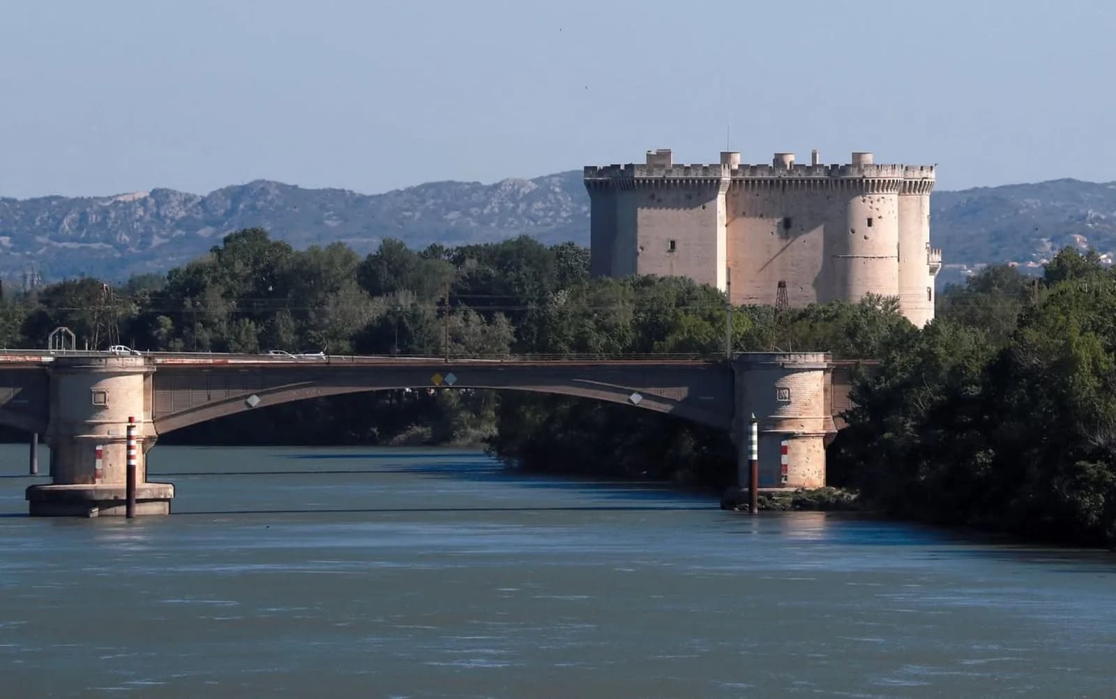 Image 2 : Le Rhône vu du Château ! background